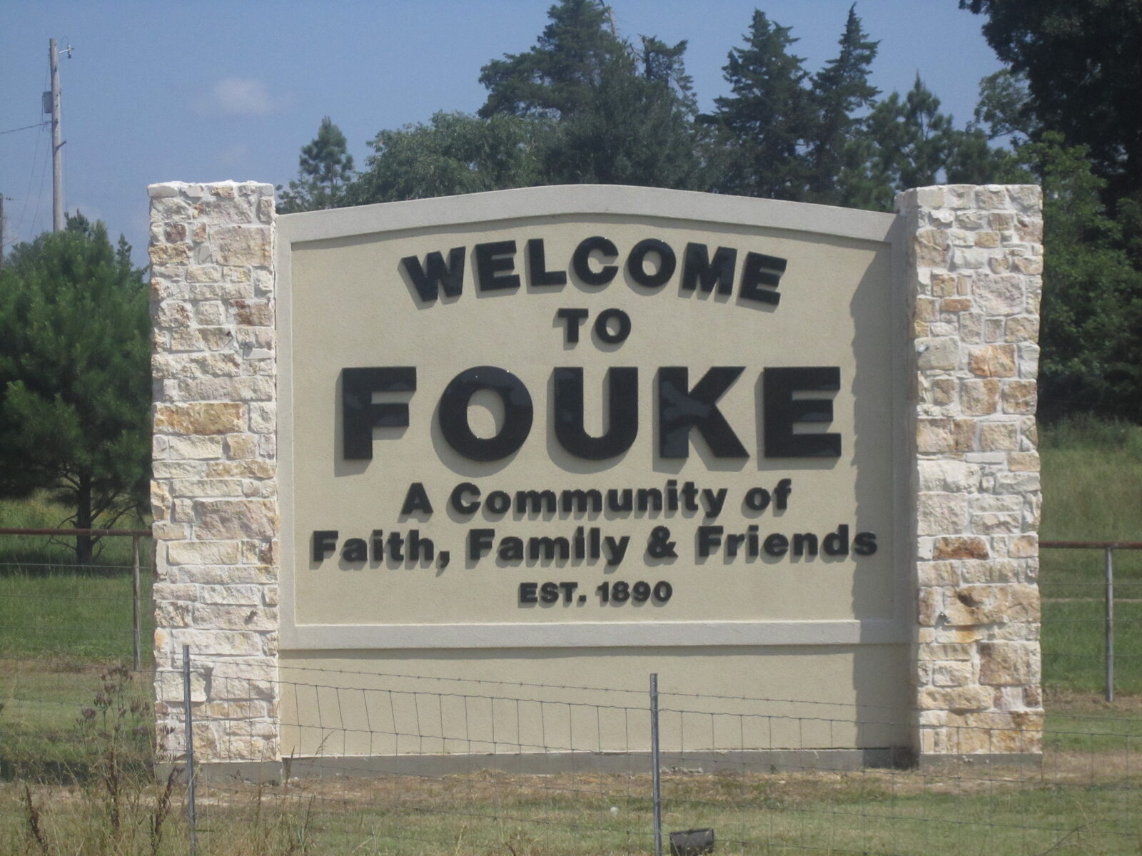 Roadside welcome sign for the town of Fouke, Arkansas.
